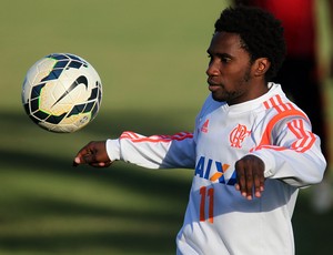 Negueba reconhece queda e afirma: Alegria nas pernas volta em 2015