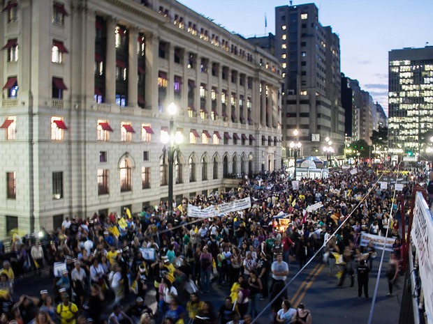 Manifestação de professores da rede estadual complica trânsito no Centro da capital paulista na noite desta terça-feira (13) (Foto: Taba Benedicto/Futura Press/Estadão Conteúdo)