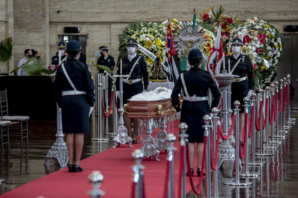 Após velório, corpo do prefeito Bruno Covas é levado em cortejo pelas ruas de SP | São Paulo | G1