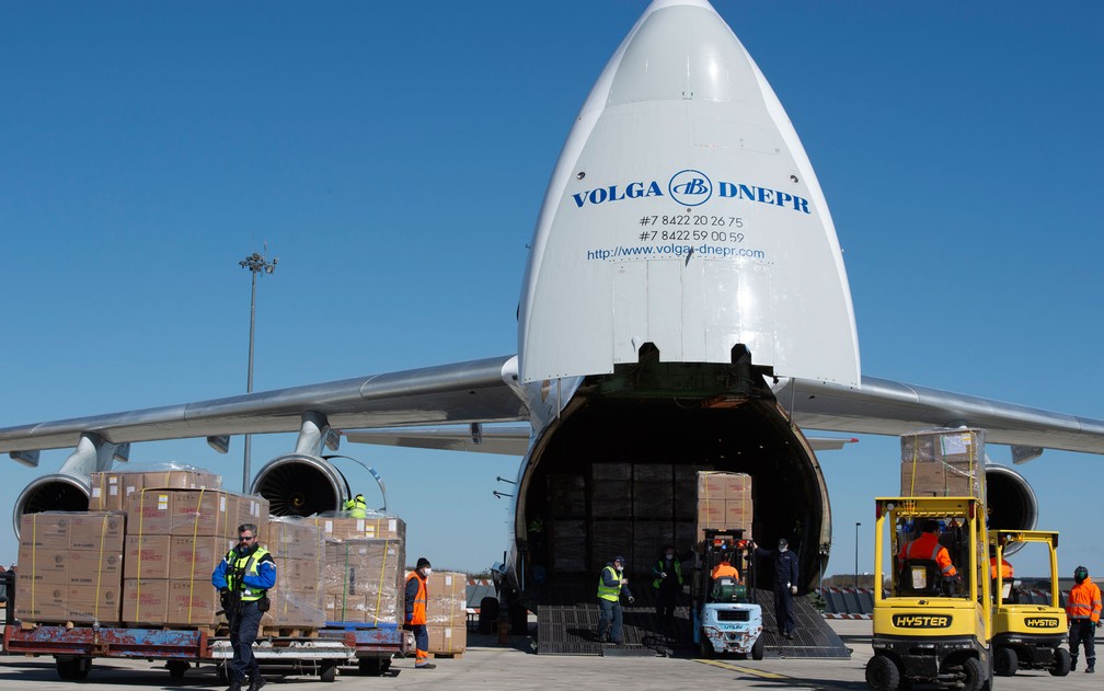 Carregamento de 8,5 milhões de máscaras no aeroporto de Paris-Vatry, enviado pela China, em 30 de março — Foto: Thomas Paudeleux/ECPAD/AFP 