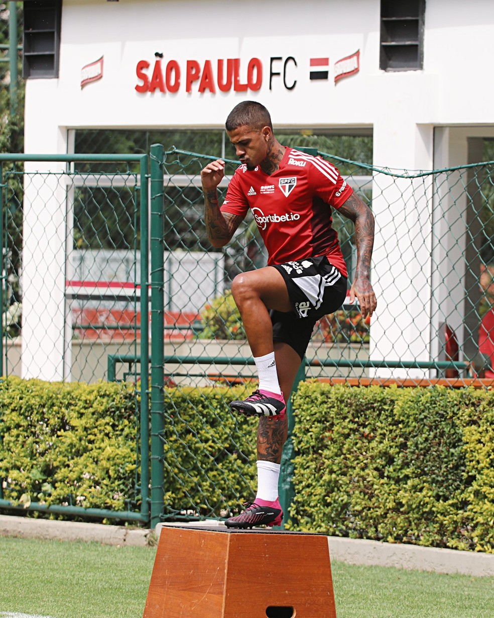 Diego Costa, do São Paulo, durante treino — Foto: Divulgação