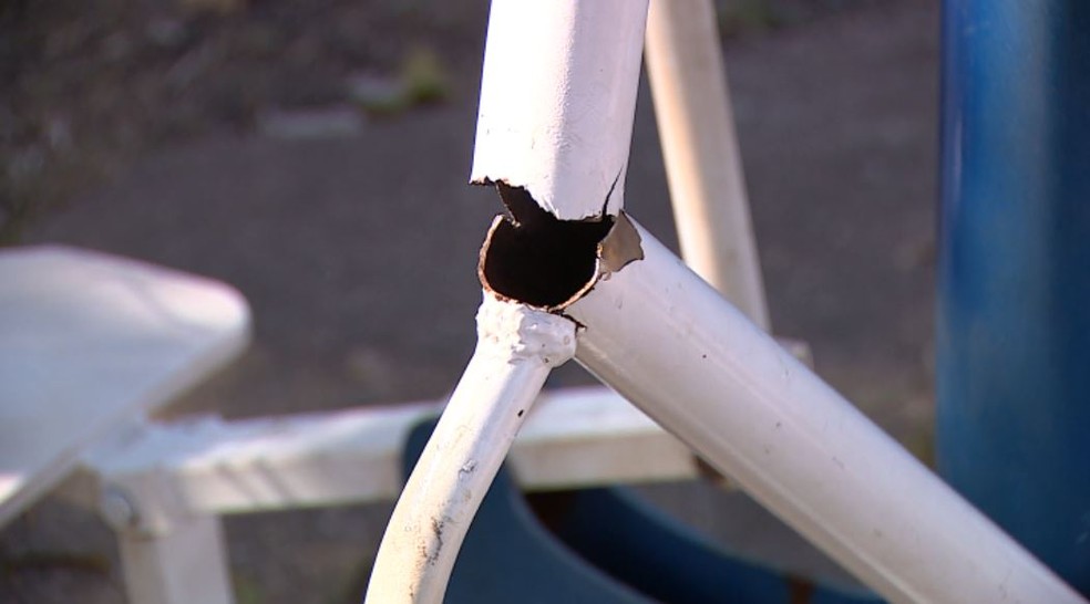 Visitantes reclamam de vandalismo e falta de manutenção na área de ginástica do Lago Azul (Foto: Reprodução/EPTV)