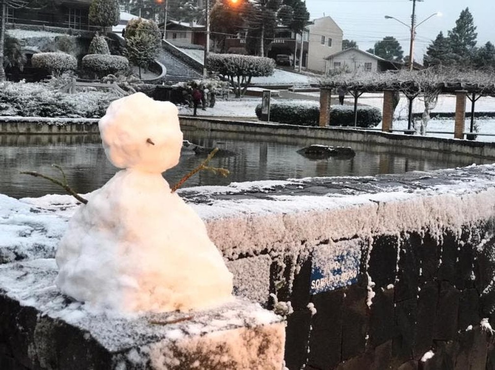 Boneco de neve feito com neve acumulada em Urupema  — Foto: Eduarda Demeneck/ NSC TV