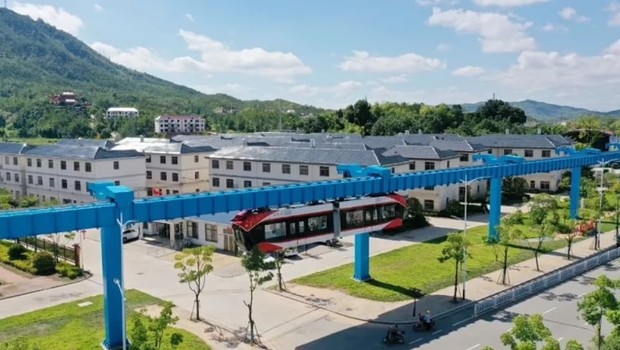 A linha experimental Red Rail é a primeira de trens Maglev construída com ímãs permanentes, que pode mantê-los "flutuando" sem uma fonte de energia (Foto: Xingguo.gov/Divulgação)