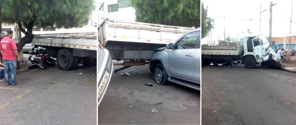 Duas motos e dois veículos acabaram atingidos no acidente envolvendo o caminhão da prefeitura de Ourinhos — Foto: Arquivo pessoal