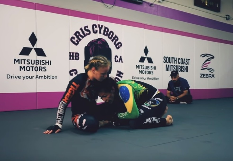 Cris Cyborg trabalha com Valentina Shevchenko em sua preparação — Foto: Reprodução / Twitter