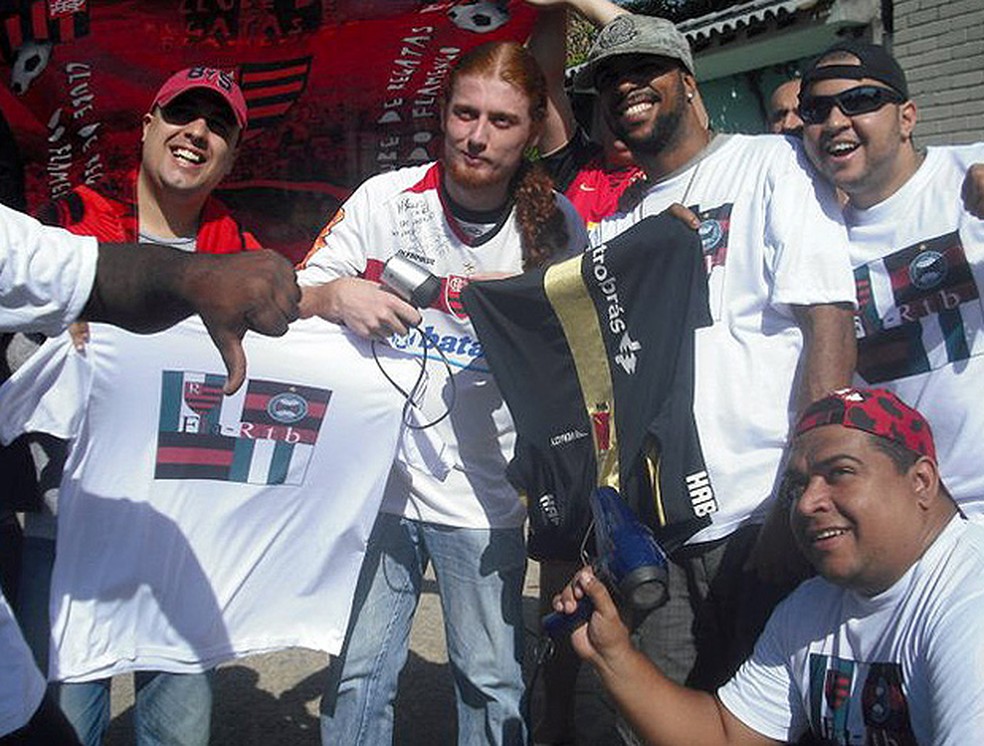 Torcida Fla-Ritiba "secando" a camisa do Vasco na Copa do Brasil de 2011 — Foto: Reprodução
