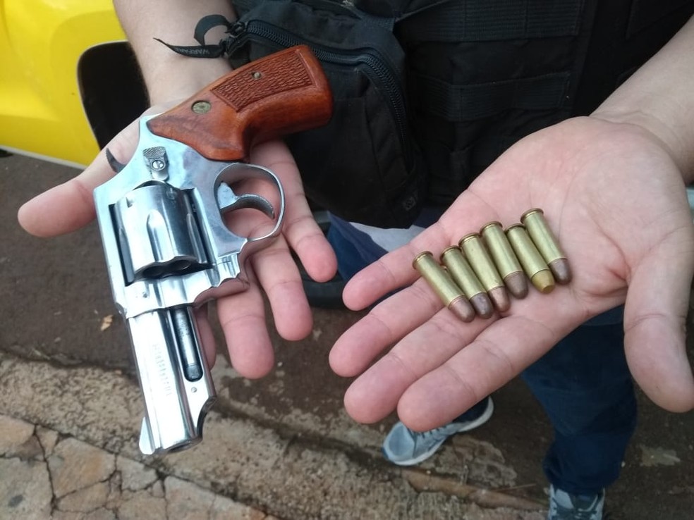 Armas e cápsulas de munição foram apreendidas em Londrina — Foto: PM/Divulgação