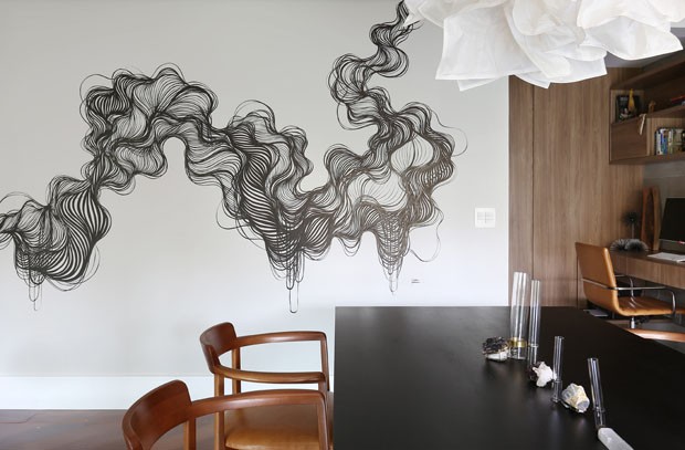 Arte, madeira e tons de cinza definem apartamento jovem em São Paulo (Foto: Mariana Orsi)