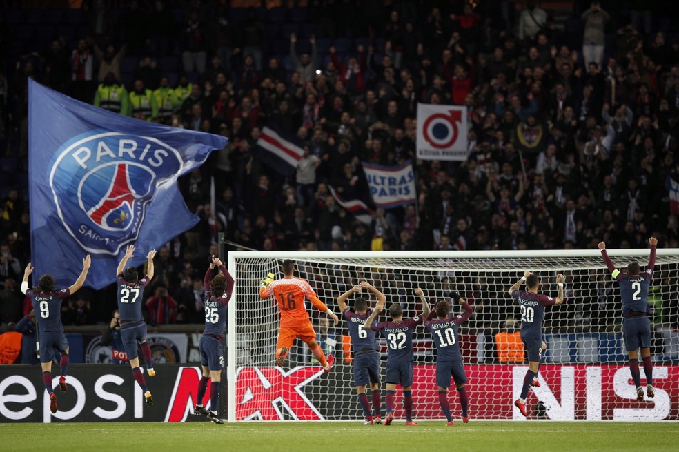 Jogadores do PSG saúdam torcida ao fim de jogo no Parc des Princes, em Paris: mais do que obrigação — Foto: AP Photo/Christophe Ena
