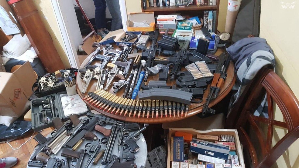 Armas e munições foram encontradas por autoridades argentinas em várias casas de Buenos Aires — Foto: Divulgação/Gendarmería Nacional