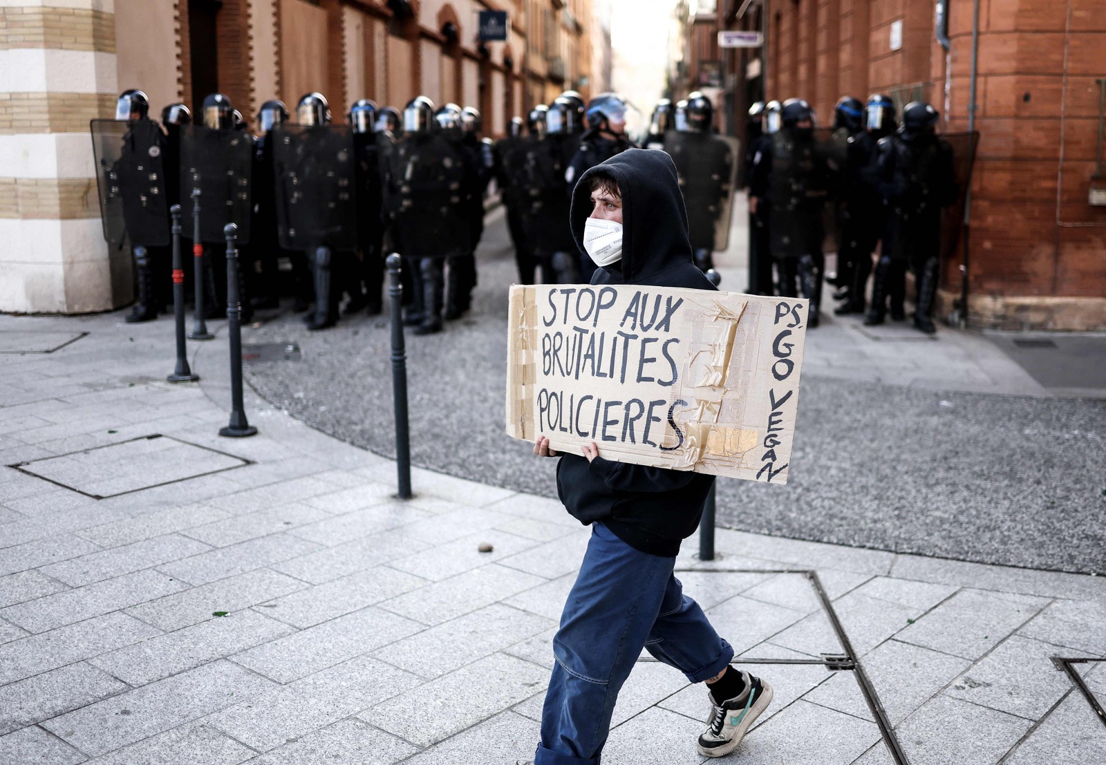 Manifestante pede fim de brutalidade policial durante protesto em Toulouse — Foto: Charly TRIBALLEAU / AFP
