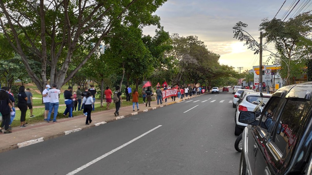 Manifestantes fizeram ato contra Jair Bolsonaro neste sábado (19) em Presidente Prudente (SP) — Foto: David de Tarso/TV Fronteira