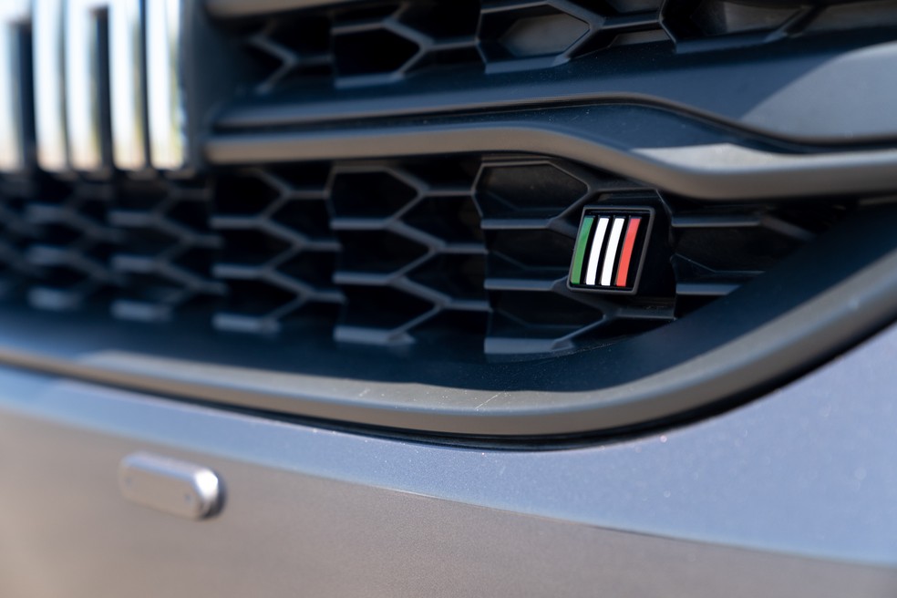 Antiga logomarca da Fiat estilizada na nova Strada — Foto: Marcelo Brandt/G1