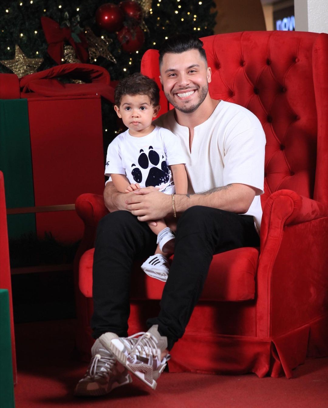 Murilo Huff encanta ao posar com filho e Papai Noel (Foto: Reprodução/ Instagram)