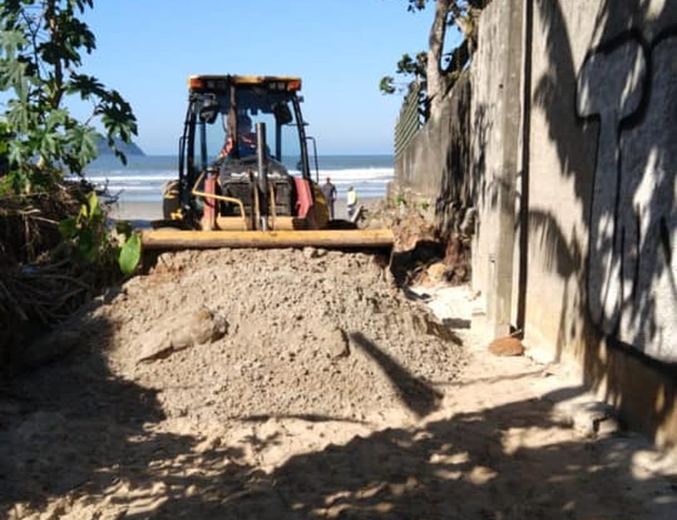 Entradas de praias em São Sebastião são bloqueadas para evitar aglomeração — Foto: Prefeitura de São Sebastião/Divulgação