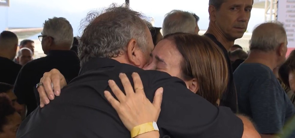 Zico abraça viúva de Roberto Dinamite em velório do ídolo do Vasco em São Januário — Foto: Reprodução/ge