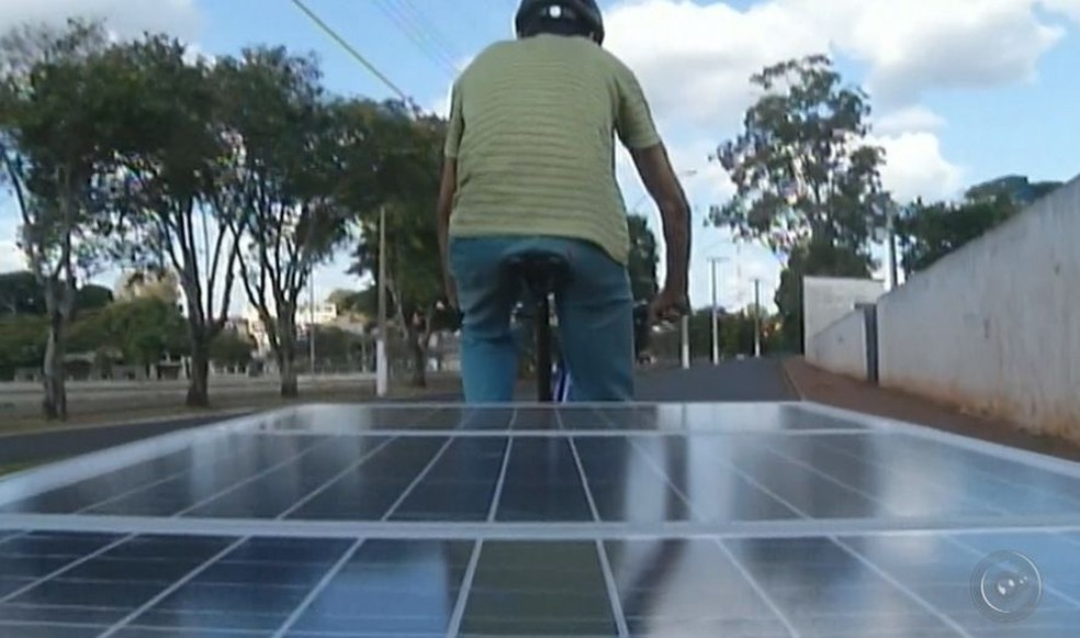 Bike é movida a energia solar e chama atenção em Ipaussu  (Foto: Reprodução/ TV TEM )