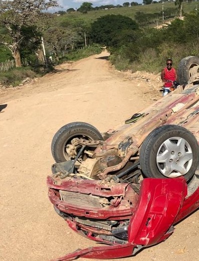 Dois suspeitos capotam com carro após praticar assalto em Saloá