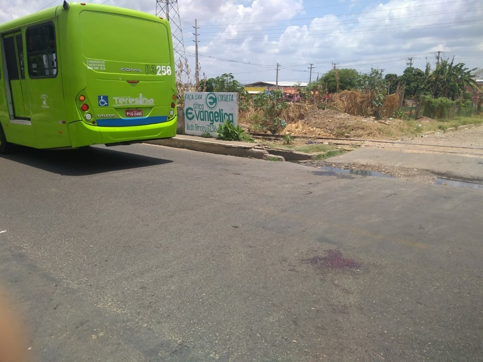 Suspeito colidiu com o ônibus ao atravessar avenida em alta velocidade — Foto: Divulgação/PM