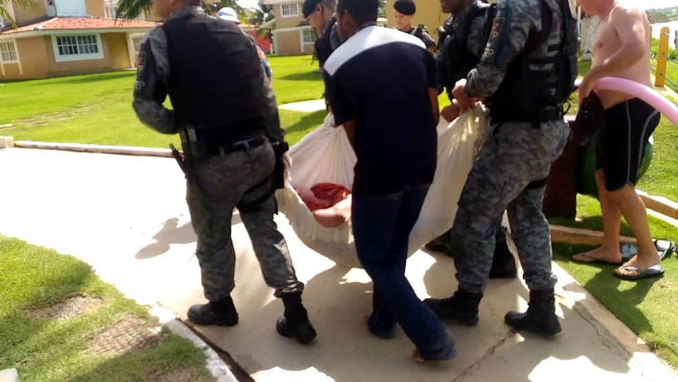Militares e funcionários da pousada ajudaram a retirar idosa da água (Foto: Radiopatrulha-Alagoas)