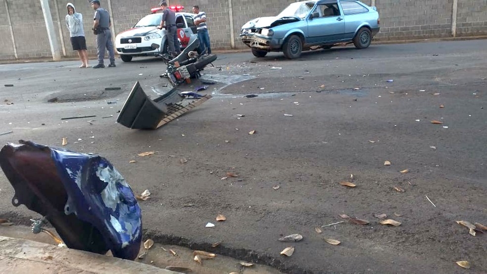 Batida entre carro e moto deixa casal com ferimentos graves em Bauru — Foto: Douglas Reis/Jornal da Cidade