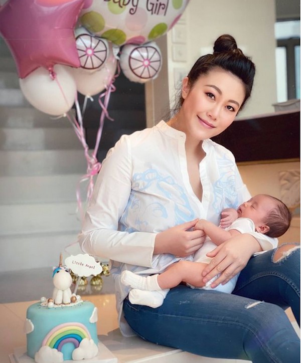 A socialite chinesa Lili Luo com a filha (Foto: Instagram)
