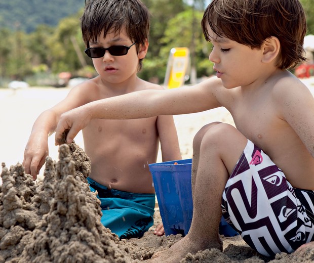 Brincar; areia; praia; meninos; brincadeira; castelo (Foto: Guiilherme Young)