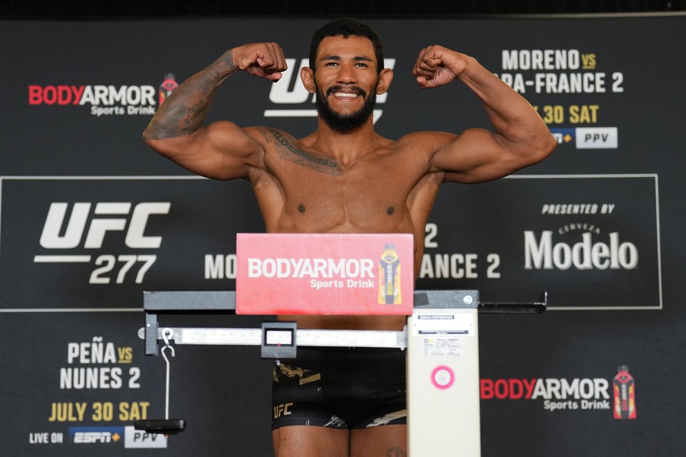 Rafael Alves pesagem UFC 277 — Foto: Getty Images