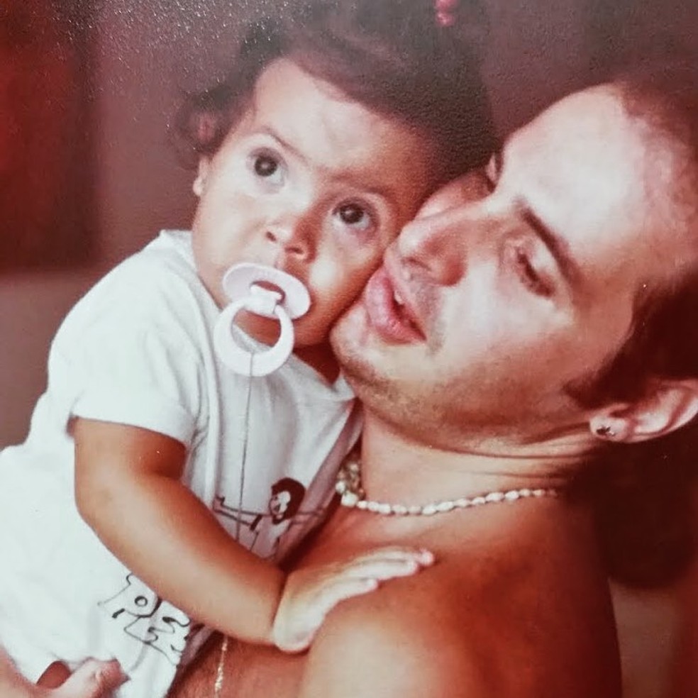 Filha de Paulinho, integrante do Roupa Nova, posta foto relembrando infância ao lado do pai — Foto: Reprodução/Instagram