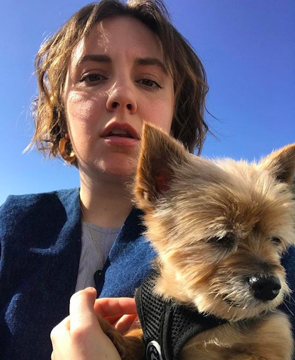 A atriz Lena Dunham com um de seus cachorrinhos (Foto: Instagram)