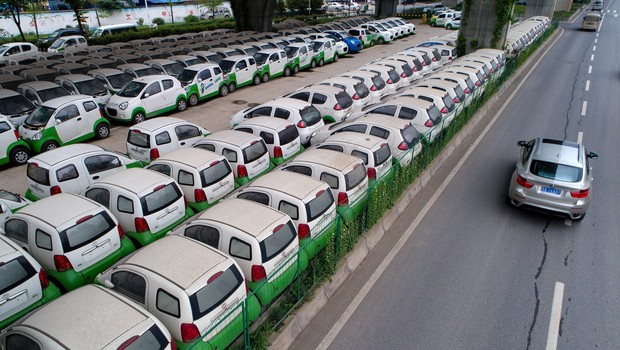 Carros elétricos estacionados em Wuhan, na província de Hubei (Foto: Getty Images)
