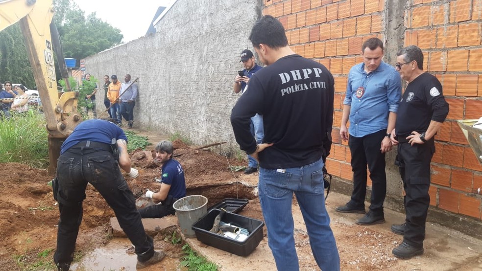 Restos mortais das duas mulheres foram encontrados no quintal da casa do réu — Foto: Polícia Civil