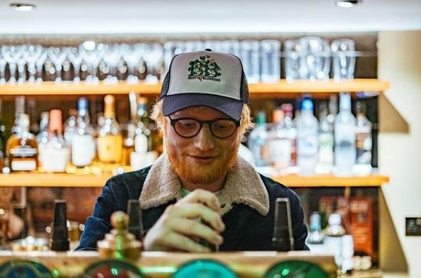 Ed Sheeran em seu restaurante, localizado em Londres (Foto: Reprodução Instagram/Bertie Blossoms)