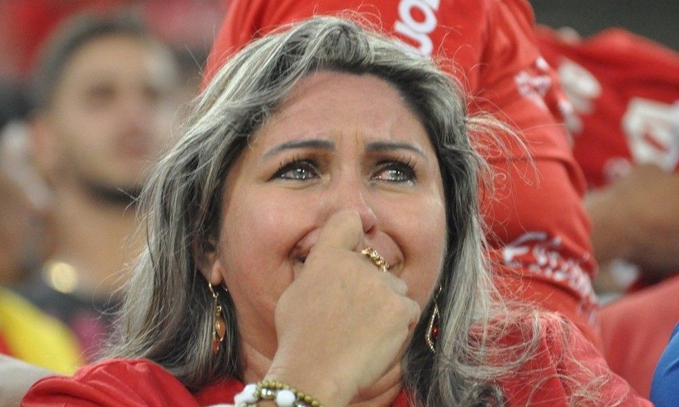 Torcedora fica desolada após eliminação do América-RN na Série D (Foto: Manoel Freire Filho/Vermelho de Paixão)