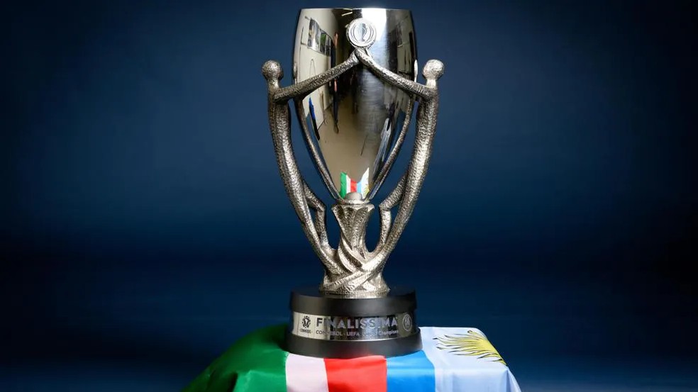 Uefa divulga a taça da finalíssima intercontinental, disputada entre Argentina e Itália — Foto: Uefa/Getty Images