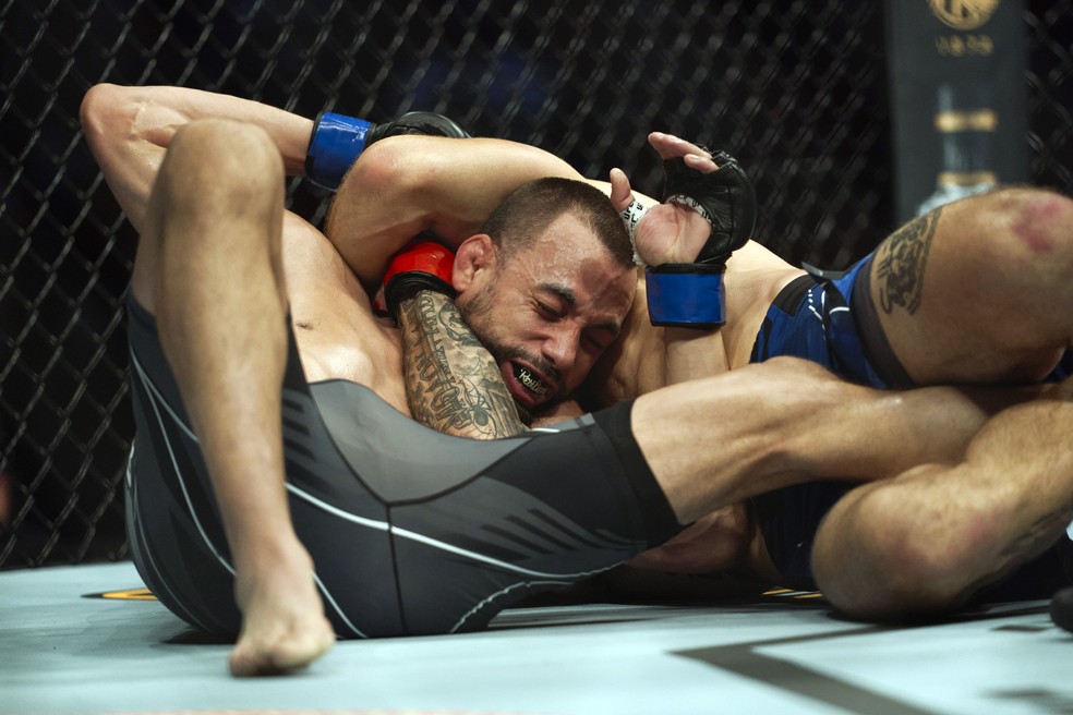 Christos Giagos apaga Sean Soriano com um triângulo de mão invertido na abertura do UFC 262 — Foto: Getty Images