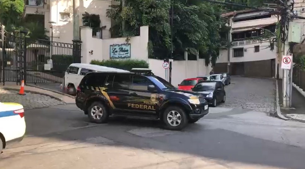 Agentes da Polícia Federal também cumprem mandados em condomínio em Botafogo, na Zona Sul — Foto: Carlos Brito / G1