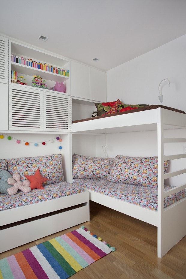 No quarto das crianças, a beliche foi projetada pela dupla de arquitetos e executada pela marcenaria Móveis Ferreira. Armários da Ornare (Foto: MCA Estúdio/Divulgação)