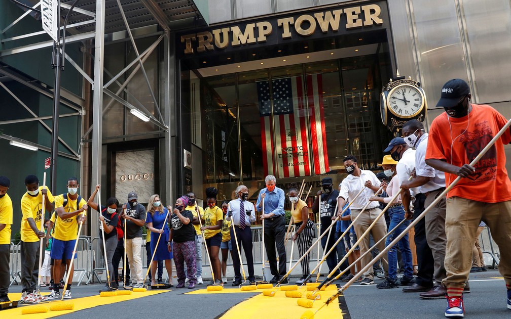  O prefeito de Nova York, Bill de Blasio, sua mulher, Chirlane Irene McCray, e o reverendo Al Sharpton ajudam a pintar o slogan ‘Black Lives Matter’ em frente a Trump Tower, na Quinta Avenida, em Nova, York, na quinta-feira (9) — Foto: Reuters/Shannon Stapleton 