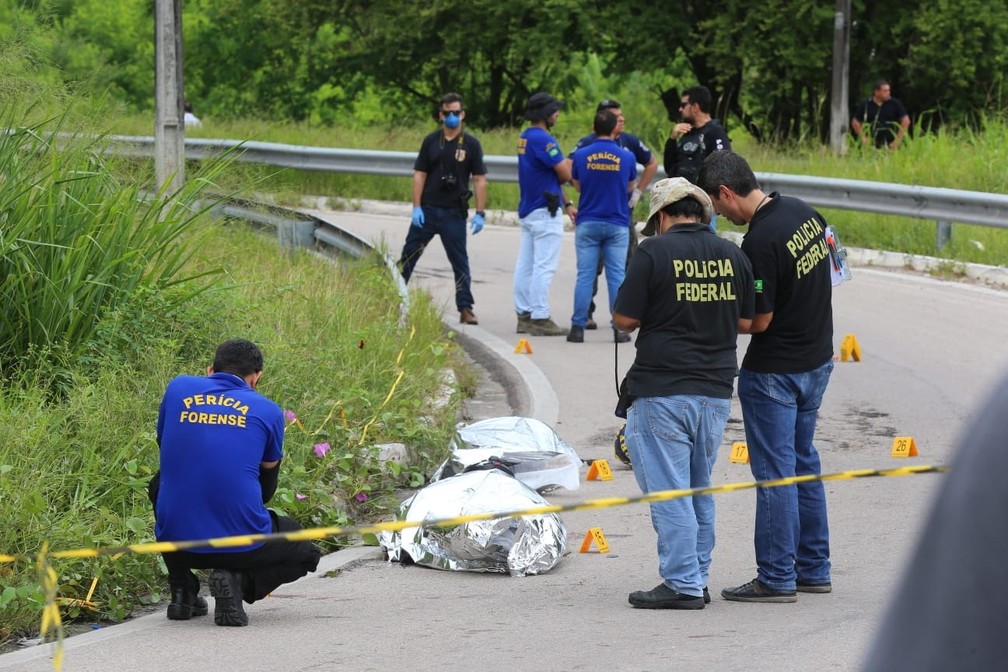 Dois policiais rodoviários federais foram assassinados a tiros na BR-116 em Fortaleza — Foto: Fabiane de Paula/SVM