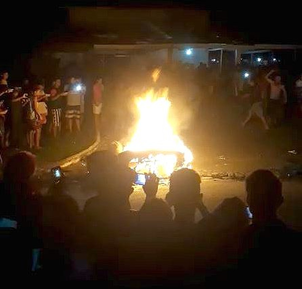 Populares colocaram o corpo junto a um sofÃ¡ e atearam fogo (Foto: Internet)