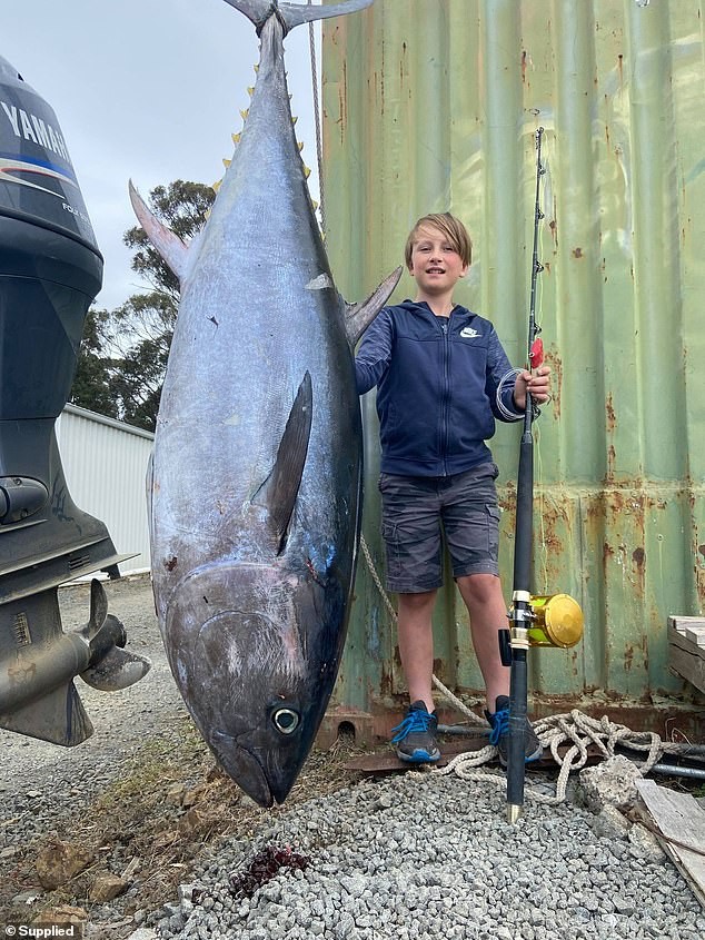 Menino de 10 anos pesca peixe de 88 quilos  (Foto: Reprodução: Daily Mail )