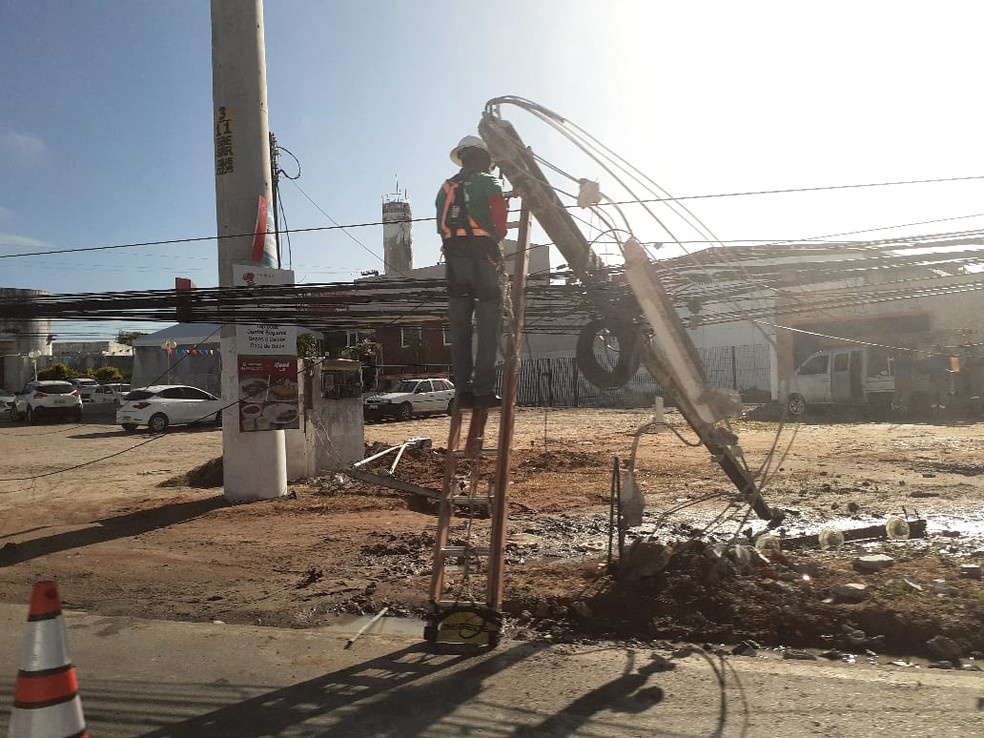 Equipe da Equatorial esteve na Avenida Menino Marcelo, em Maceió, para fazer os reparos necessários e substituir o poste — Foto: Raíssa Athena