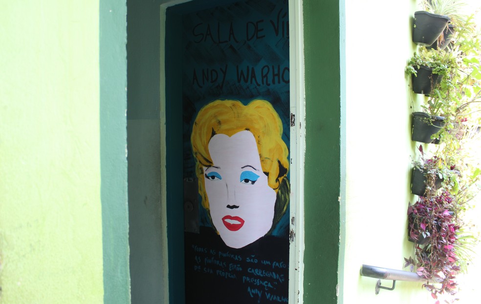 Obra do artista Andy Warhol reproduzida nas portas da Emef Rui Bloem. â Foto: Vitor Muniz/G1