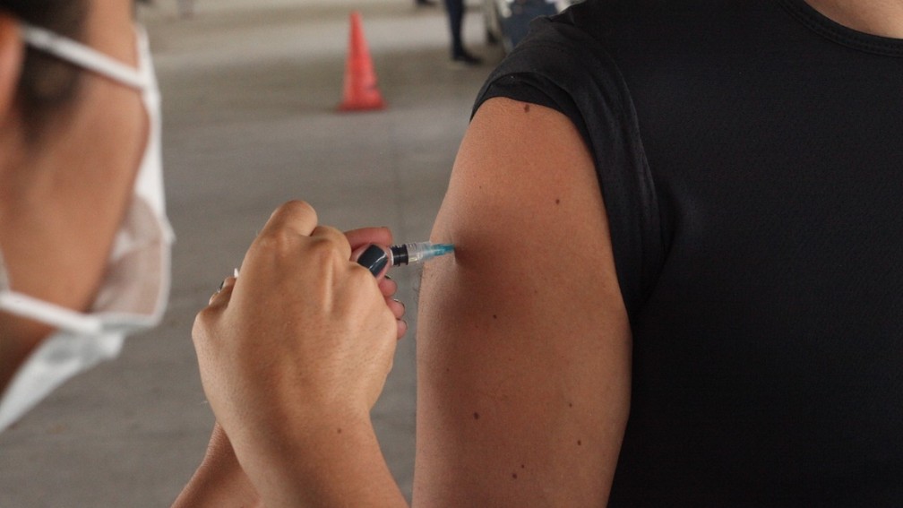 Apenas 11% da população brasileira (23,4 milhões de pessoas) recebeu duas doses da vacina até 9 de junho — Foto: Prefeitura de Parnamirim/Divulgação