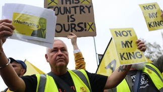 Manifestantes antimonarquia seguram cartazes com os dizeres "Não é meu rei" na Trafalgar Square — Foto: Susannah Ireland / AFP