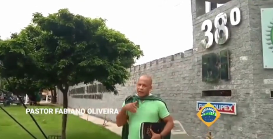 Pastor Fabiano Oliveira em frente ao 38º Batalhão de Infantaria Blindada, em Vila Velha, depois de ter prisão decretada pelo STF