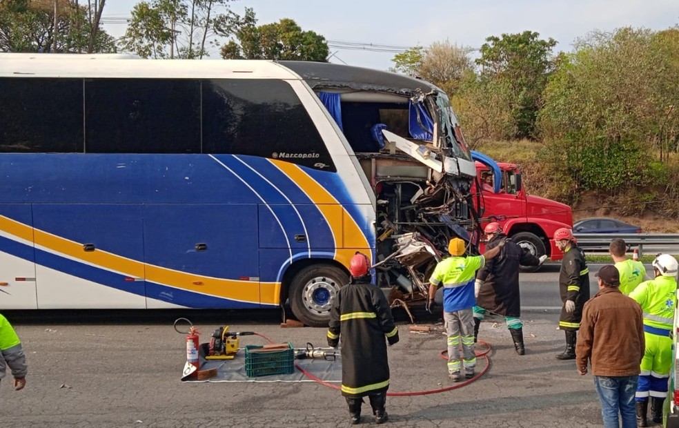 Acidente aconteceu na manh&atilde; desta segunda-feira (5) em Jarinu &mdash; Foto: Plant&atilde;o Itatiba/Divulga&ccedil;&atilde;o