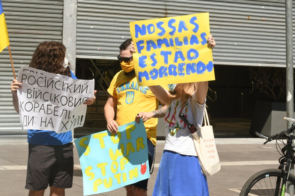 Pequeno grupo de manifestantes protesta na Avenida Paulista, em São Paulo, neste domingo (6), contra a invasão militar russa na Ucrânia. — Foto: EDI SOUSA/WPP/ESTADÃO CONTEÚDO